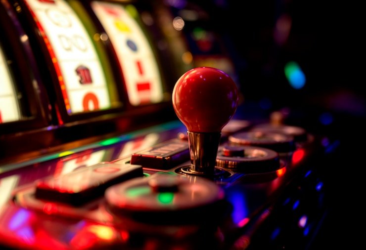 Aplikasi mobile slot388 menampilkan menu utama dengan akses ke permainan kasino, sportsbook, dan metode pembayaran.